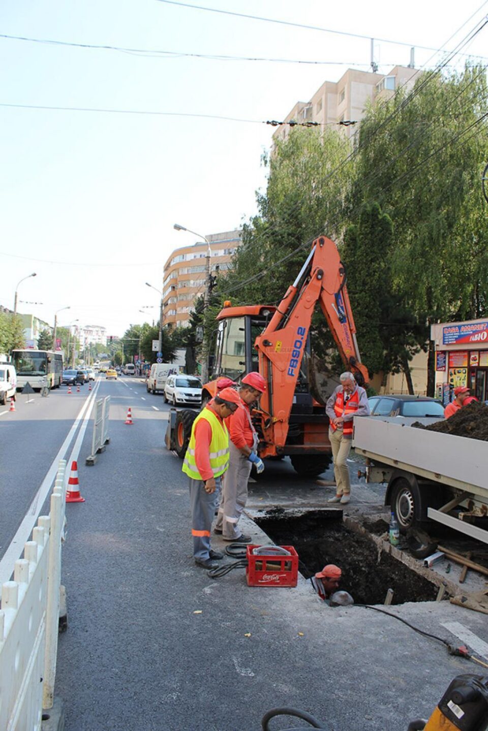 Un sens de circulație de pe bulevardul George Enescu a fost blocat de lucrările E.ON la o țeavă de gaz fisurată