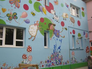 Două grădinițe din Fălticeni au fost pictate la exterior cu scene din povești