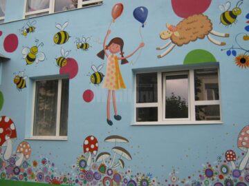 Două grădinițe din Fălticeni au fost pictate la exterior cu scene din povești