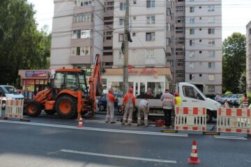 Un sens de circulație de pe bulevardul George Enescu a fost blocat de lucrările E.ON la o țeavă de gaz fisurată