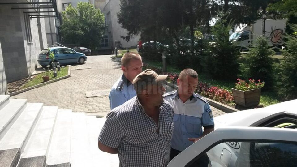 Petru Poroch este acuzat că l-a amenințat cu moartea pe viceprimarul comunei Șcheia, Ilie Cojoc, și a lovit doi consăteni cu o piatră Petru Poroch este acuzat că l-a amenințat cu moartea pe viceprimarul comunei Șcheia, Ilie Cojoc, și a lovit doi consăteni cu o piatră