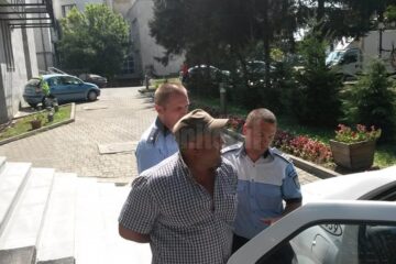 Petru Poroch este acuzat că l-a amenințat cu moartea pe viceprimarul comunei Șcheia, Ilie Cojoc, și a lovit doi consăteni cu o piatră