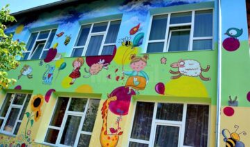 Două grădinițe din Fălticeni au fost pictate la exterior cu scene din povești