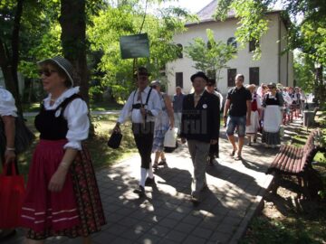 Expoziție de fotografie, recital de lăută și parada portului popular la cea de-a XIII-a Întâlnire a germanilor din Bucovina