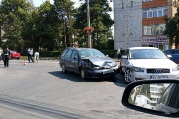 Șoferul autoturismului Audi a izbit Fiat-ul, după ce un alt șofer i-a dat prioritate primului
