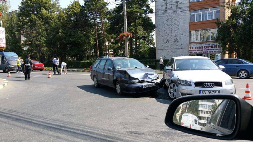 Șoferul autoturismului Audi a izbit Fiat-ul, după ce un alt șofer i-a dat prioritate primului