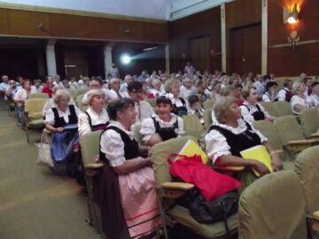 Expoziție de fotografie, recital de lăută și parada portului popular la cea de-a XIII-a Întâlnire a germanilor din Bucovina