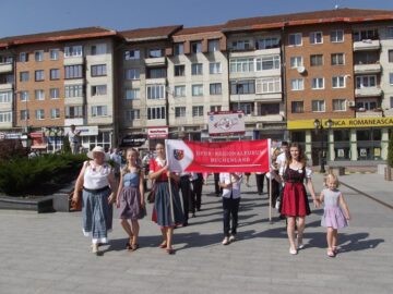 Expoziție de fotografie, recital de lăută și parada portului popular la cea de-a XIII-a Întâlnire a germanilor din Bucovina