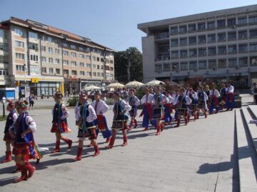 Expoziție de fotografie, recital de lăută și parada portului popular la cea de-a XIII-a Întâlnire a germanilor din Bucovina
