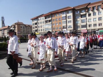 Expoziție de fotografie, recital de lăută și parada portului popular la cea de-a XIII-a Întâlnire a germanilor din Bucovina