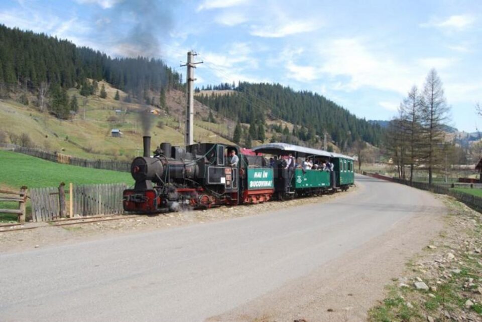 Copilul se plimba împreună cu părinții cu trenulețul turistic Mocănița