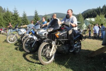 Mai bine de o sută de iubitori de motoare din țară, dar și din Germania, Austria și Ungaria, s-au reunit la Sucevița