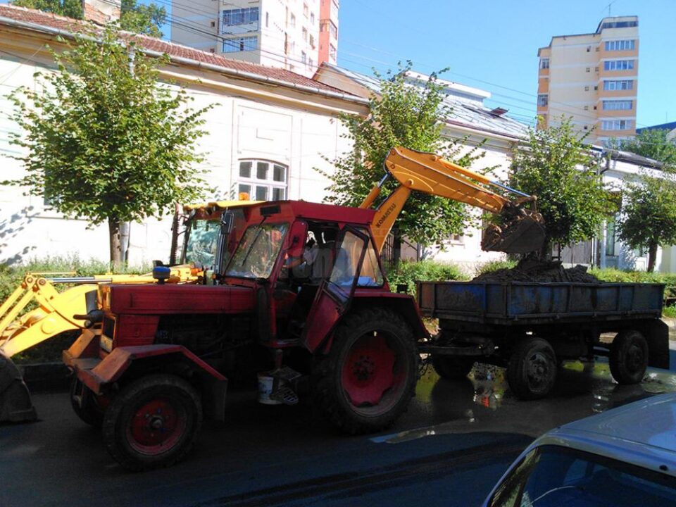 Intervenția ACET pe strada Mihai Viteazu, la o avarie a rețelei de apă rece