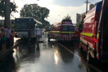 Accident între un autobuz TPL și o autoutilitară, pe strada Gheorghe Doja