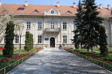 Colegiul Național „Eudoxiu Hurmuzachi”, Rădăuți (Sursa foto: ecohurmuzachi.wordpress.com)