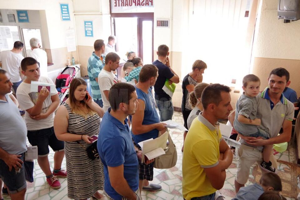 Peste 300 de cereri sunt primite zilnic în această perioadă la Serviciul Public Comunitar pentru Eliberarea Pașapoartelor Simple Suceava Peste 300 de cereri sunt primite zilnic în această perioadă la Serviciul Public Comunitar pentru Eliberarea Pașapoartelor Simple Suceava