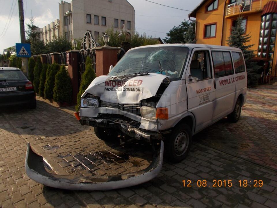 Accident între un autobuz TPL și o autoutilitară, pe strada Gheorghe Doja