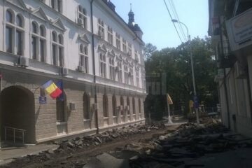 Singura cale directă de acces în Prefectură, după ce deja intrarea principală a fost închisă