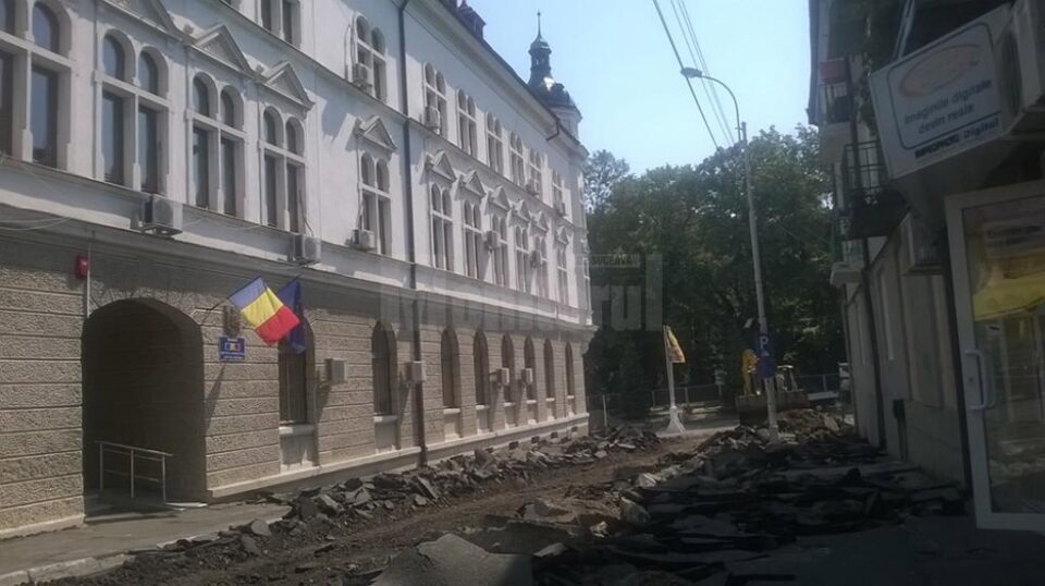 Singura cale directă de acces în Prefectură, după ce deja intrarea principală a fost închisă