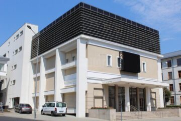 Panou publicitar uriaș, amplasat peste geamurile noii clădiri a Centrului Cultural Bucovina