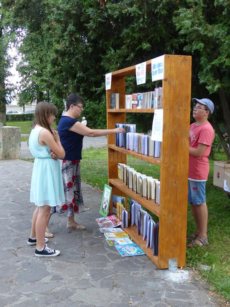 Standul special amenajat în parcul de la Universitate poate fi vizitat pentru împrumutul unei cărți între orele 17.00-20.00