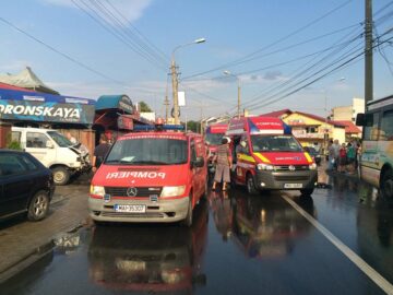 O autoutilitară intrată pe contrasens a izbit în plin un autobuz, pe o stradă din Suceava