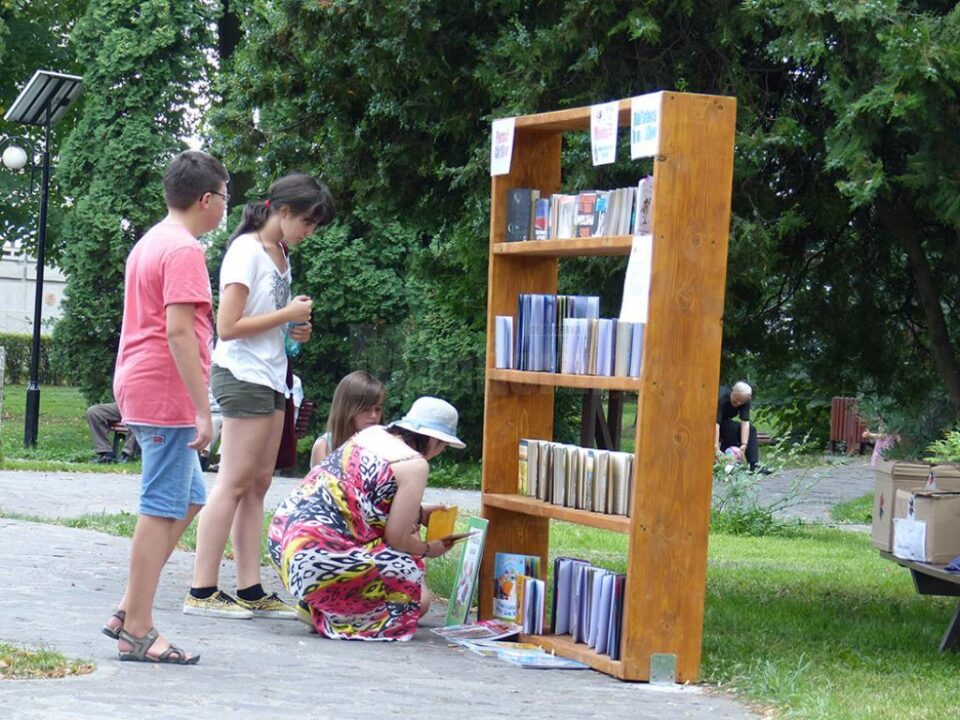 Zeci de suceveni au vizitat Parcul Cărților - Biblioteca în aer liber
