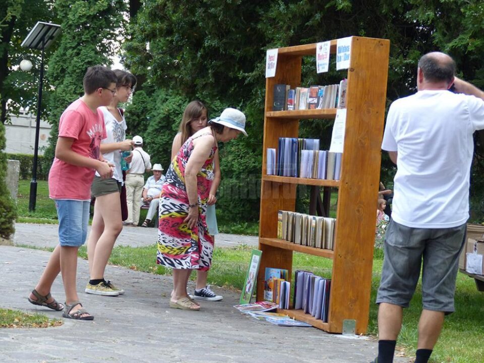 Zeci de suceveni au vizitat Parcul Cărților - Biblioteca în aer liber