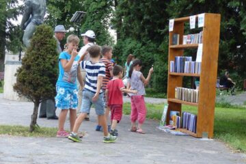 Standul special amenajat în parcul de la Universitate poate fi vizitat pentru împrumutul unei cărți între orele 17.00-20.00
