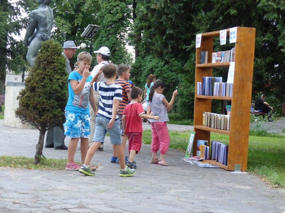 Standul special amenajat în parcul de la Universitate poate fi vizitat pentru împrumutul unei cărți între orele 17.00-20.00