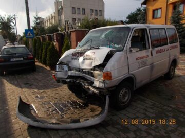 Autoutilitara care a intrat pe contrasens