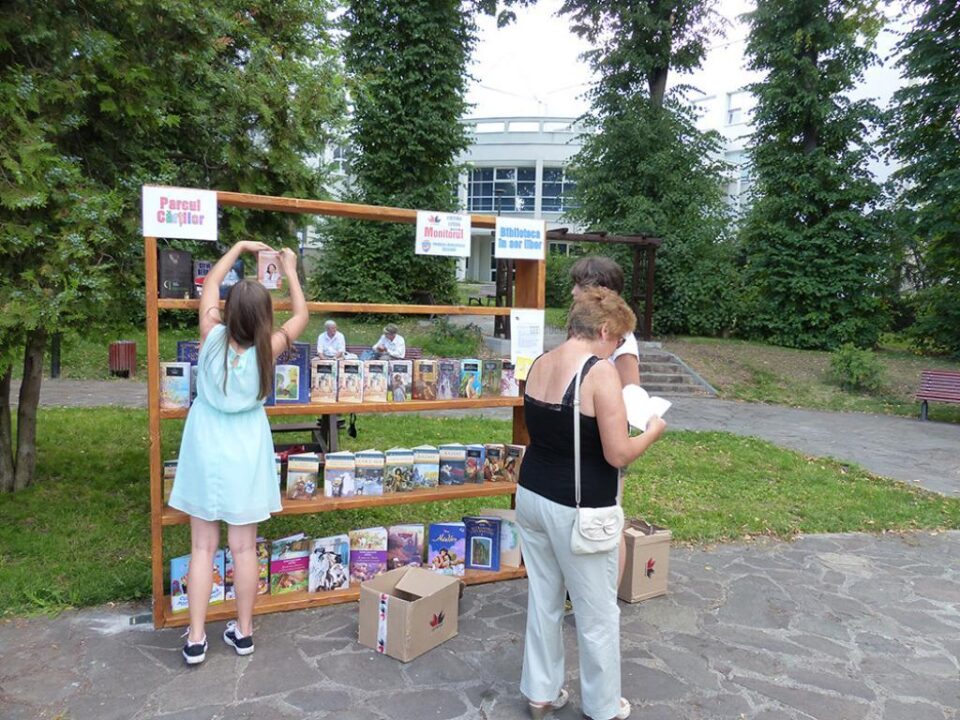 Zeci de suceveni au vizitat Parcul Cărților - Biblioteca în aer liber