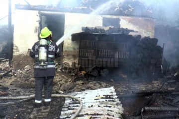 O improvizație la instalația electrică a provocat incendiul