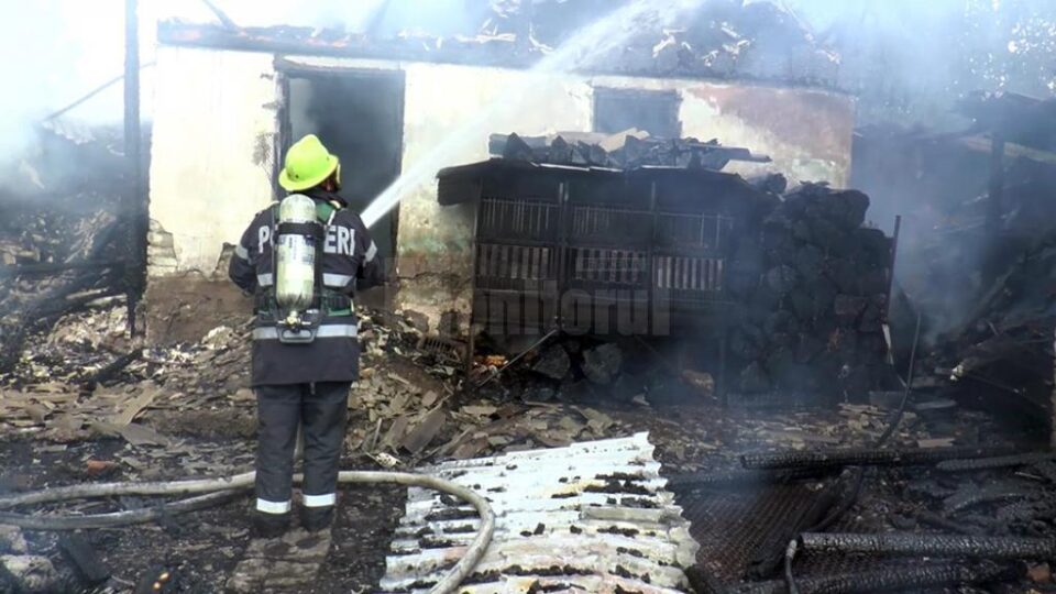 O improvizație la instalația electrică a provocat incendiul