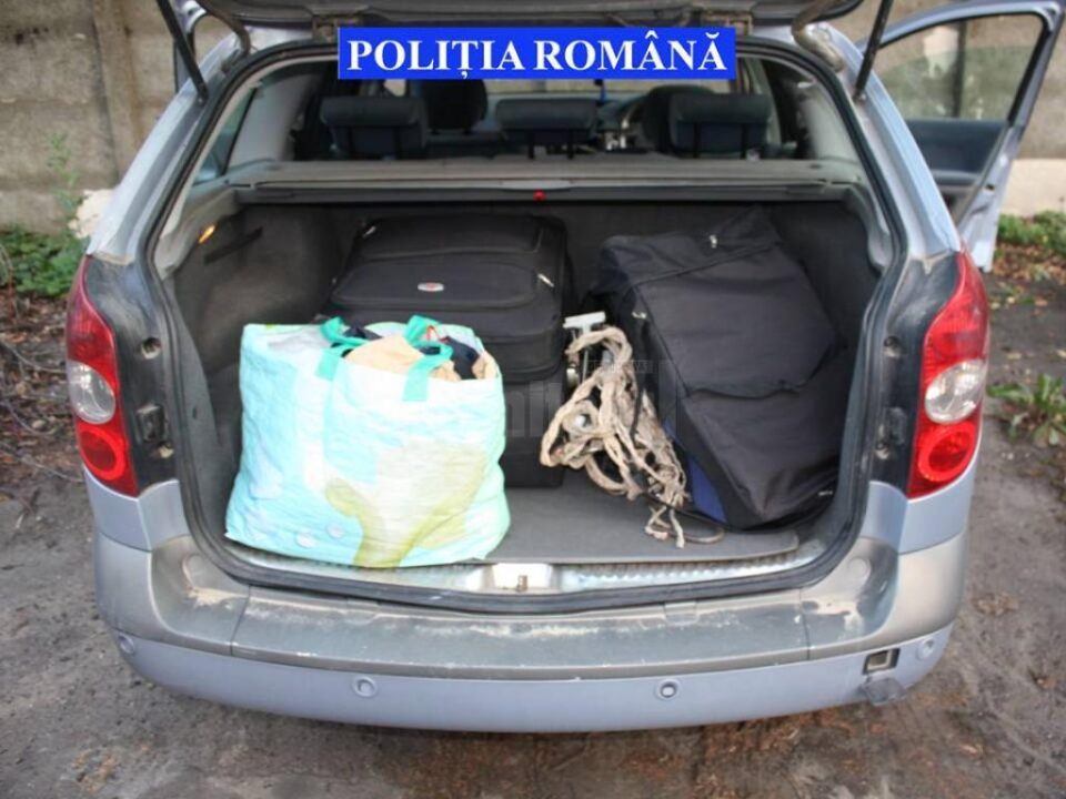 Mașină cu țigări de contrabandă, condusă de un șofer cu permisul suspendat
