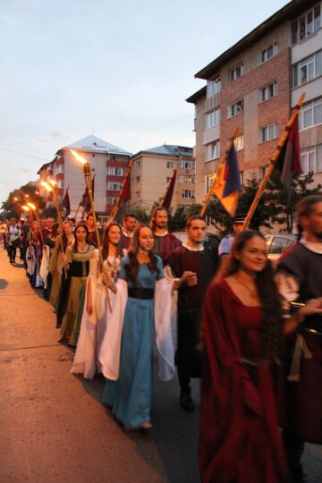 Parada cu făclii a Festivalului de Artă Medievală, urmărită de zeci de mii de suceveni
