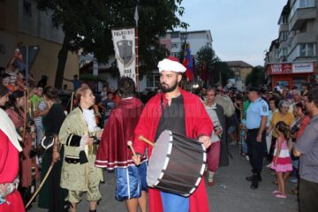Parada cu făclii a Festivalului de Artă Medievală, urmărită de zeci de mii de suceveni