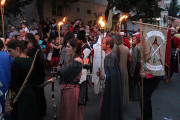Parada cu făclii a Festivalului de Artă Medievală, urmărită de zeci de mii de suceveni