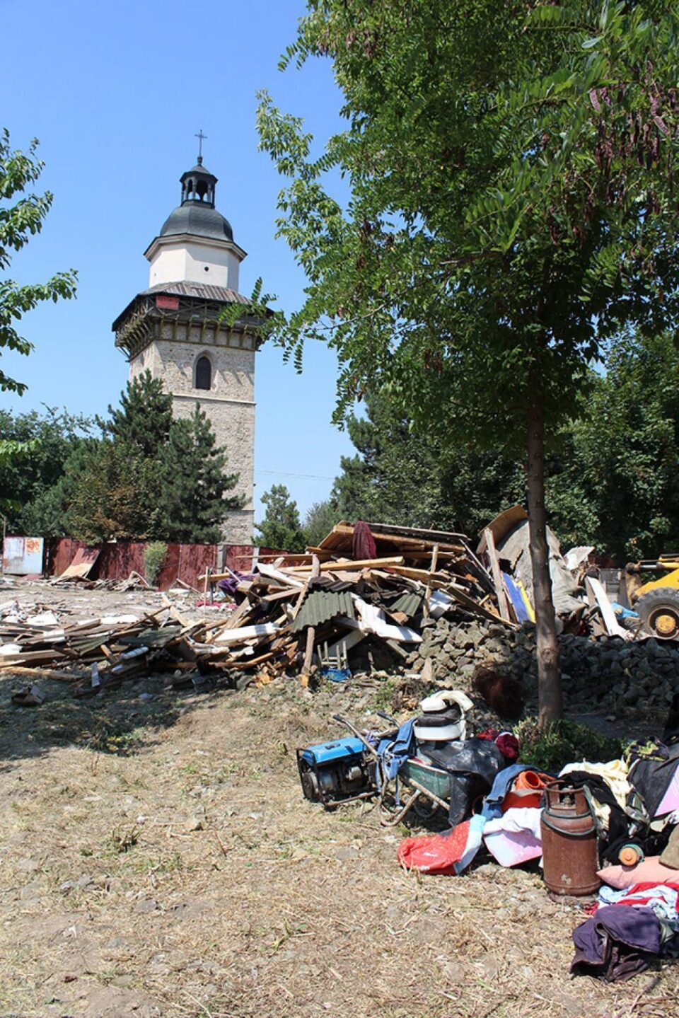 Gunoaiele din incinta Curții Domnești au fost luate direct cu buldozerul și încărcate în 12 camioane