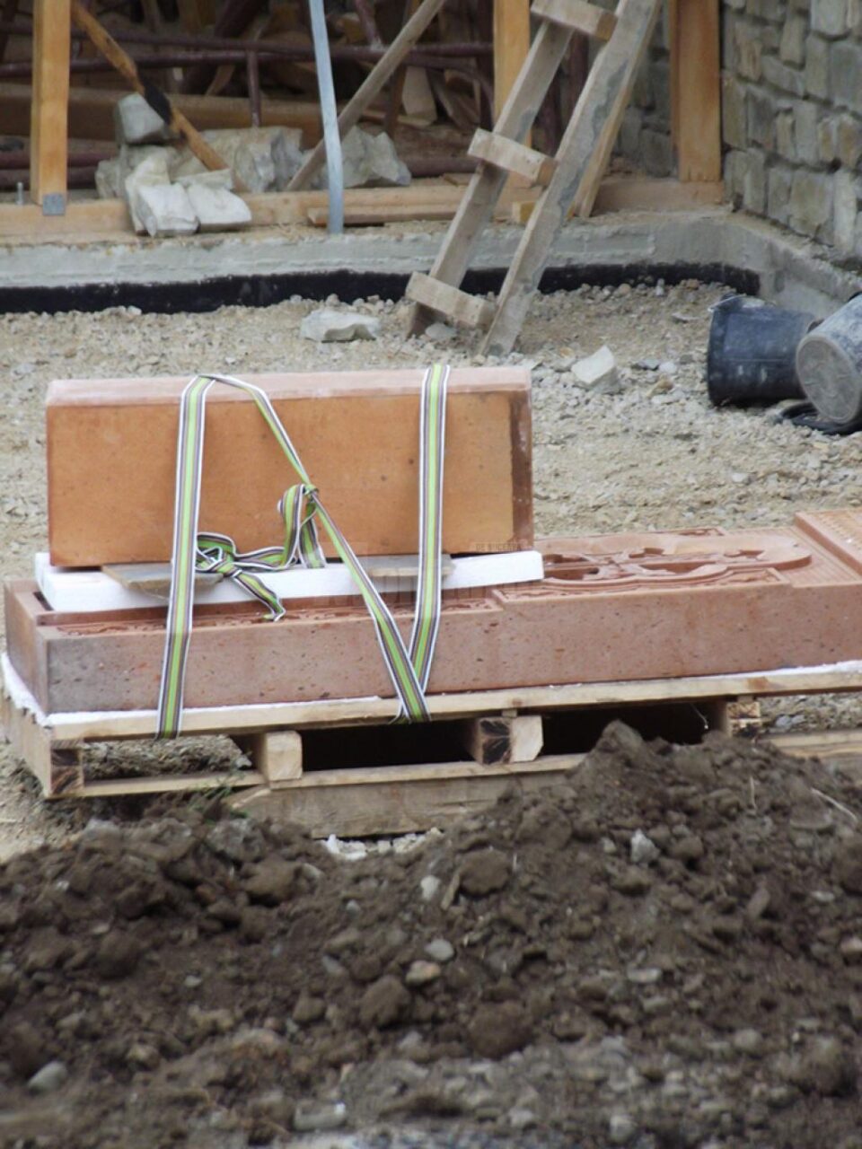 În incinta ansamblului monumental Biserica Sf. Simion - Turnul Roșu va fi sfințit astăzi un khacikar