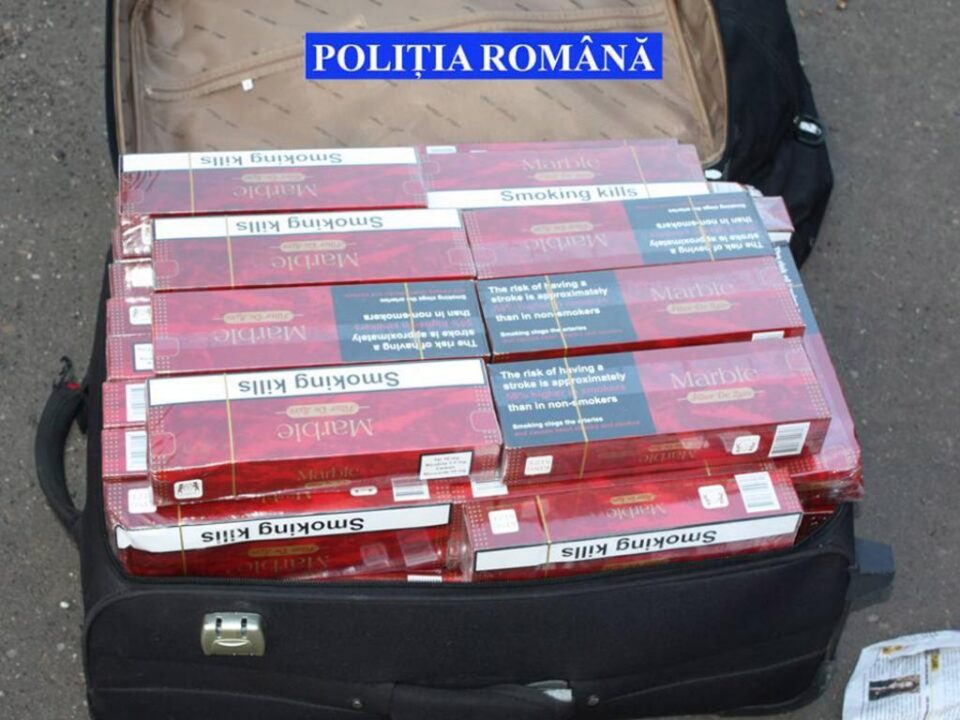 În portbagajul mașinii polițiștii au găsit trei bagaje în care erau țigări