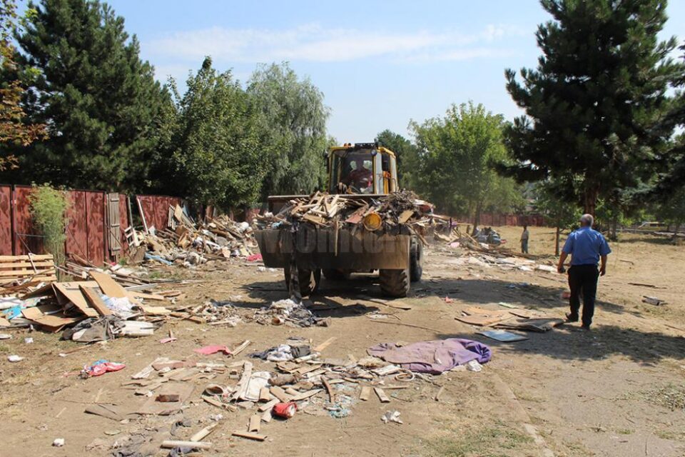 Un munte de gunoaie, scos din incinta ruinelor Curții Domnești