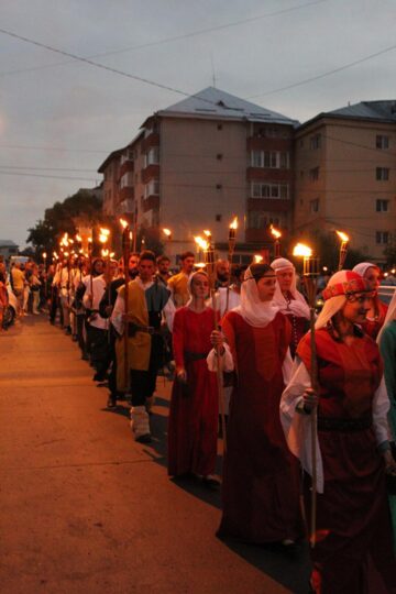 Parada cu făclii a Festivalului de Artă Medievală, urmărită de zeci de mii de suceveni