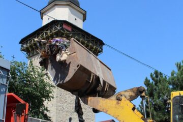 Gunoaiele din incinta Curții Domnești au fost luate direct cu buldozerul și încărcate în 12 camioane