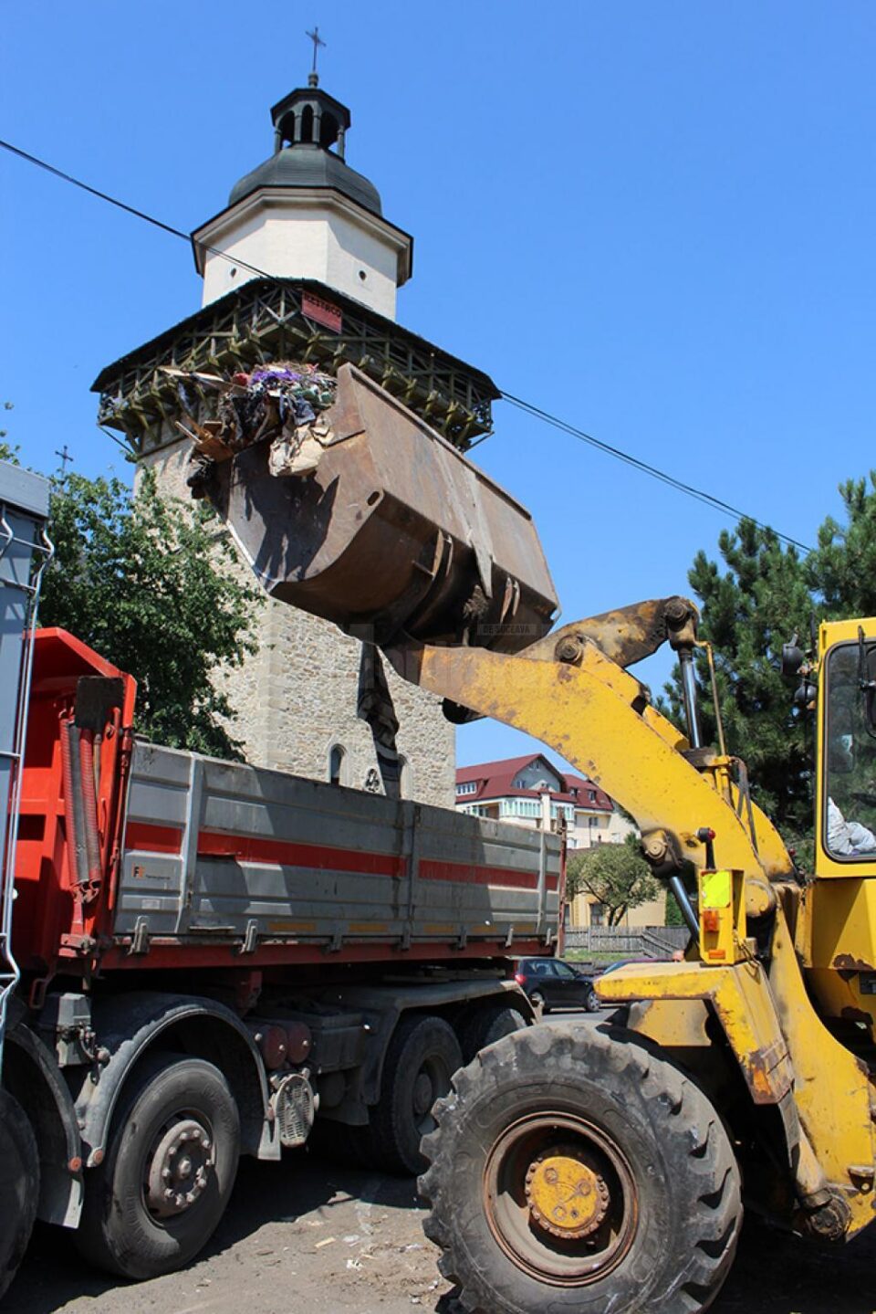 Gunoaiele din incinta Curții Domnești au fost luate direct cu buldozerul și încărcate în 12 camioane