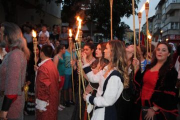 Parada cu făclii a Festivalului de Artă Medievală, urmărită de zeci de mii de suceveni