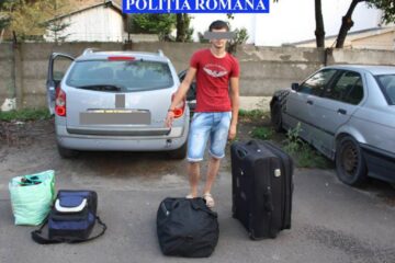 În portbagajul mașinii polițiștii au găsit trei bagaje în care erau țigări