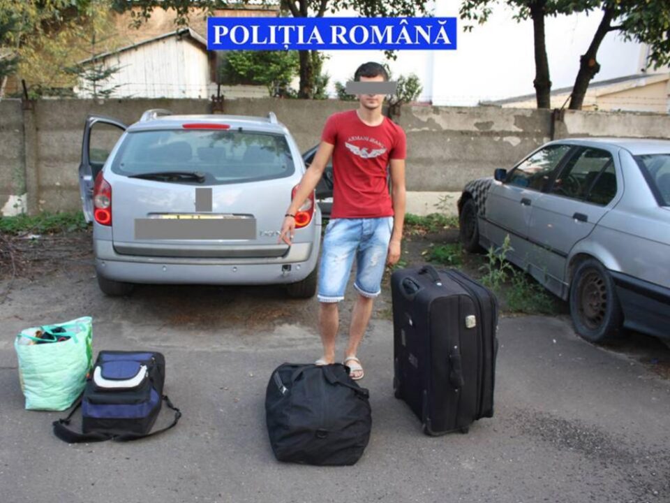 În portbagajul mașinii polițiștii au găsit trei bagaje în care erau țigări