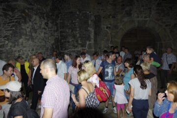 Corina Crețu a găsit curtea interioară a Cetății de Scaun încuiată Corina Crețu a găsit curtea interioară a Cetății de Scaun încuiată