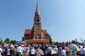 Mii de credincioși, pelerini din țară și străinătate, au sărbătorit-o pe Sfânta Maria, la Cacica